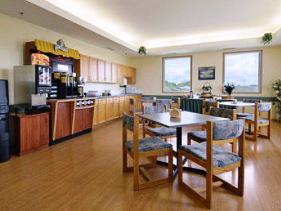 Super 8 By Wyndham Prince Albert Restaurace fotografie